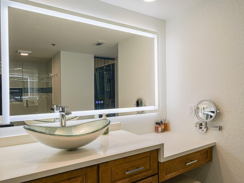 Beautifully renovated with stunning white tile, freshly painted - photo 25