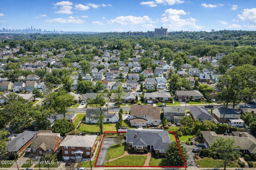 Welcome to this welcoming and sprawling mid-century modern - photo 25