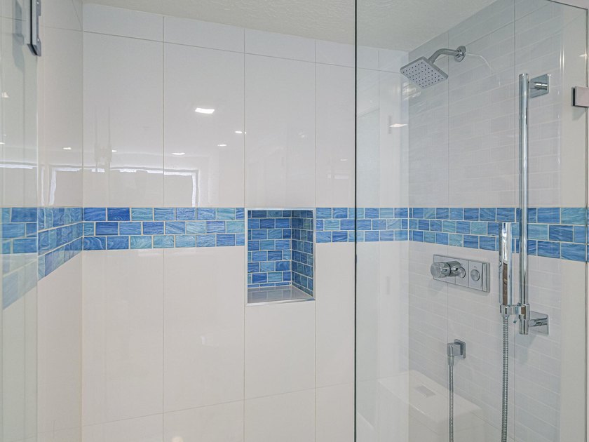 Beautifully renovated with stunning white tile, freshly painted - photo 26