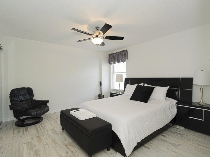 Beautifully renovated with stunning white tile, freshly painted - photo 30