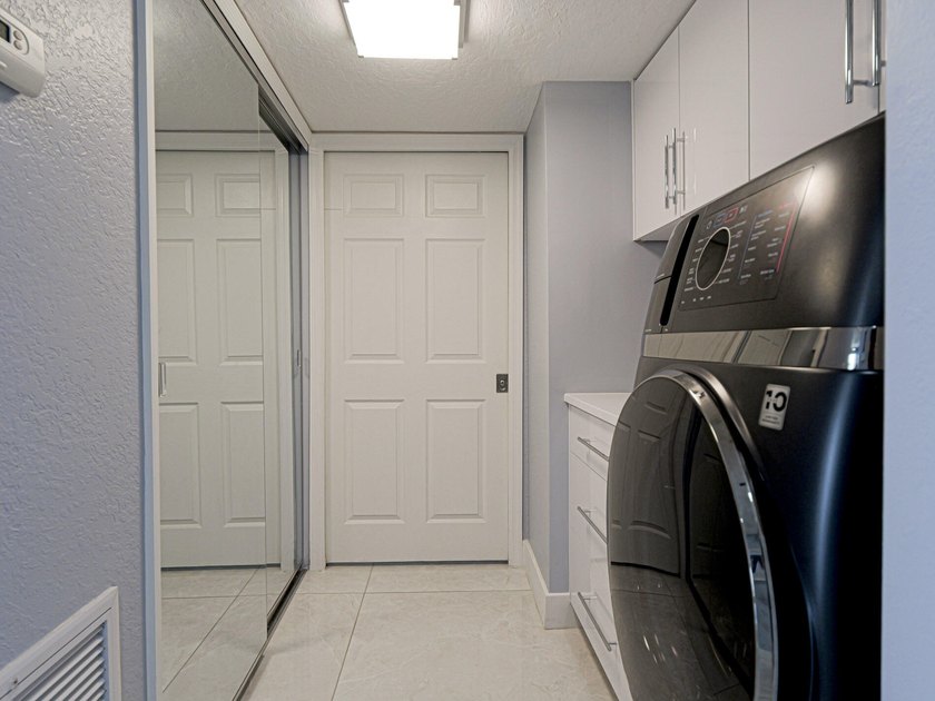 Beautifully renovated with stunning white tile, freshly painted - photo 32