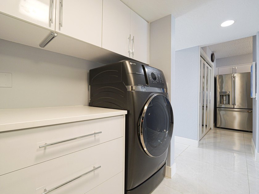 Beautifully renovated with stunning white tile, freshly painted - photo 33