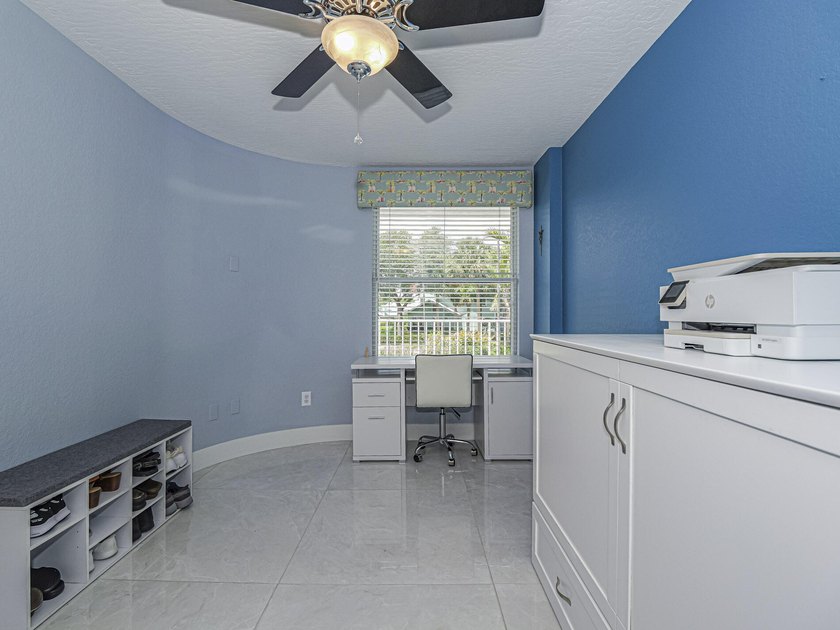 Beautifully renovated with stunning white tile, freshly painted - photo 34
