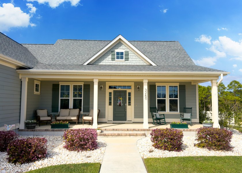 Welcome home to this gorgeous custom-built 4-bedroom, 3.5-bath - photo 5