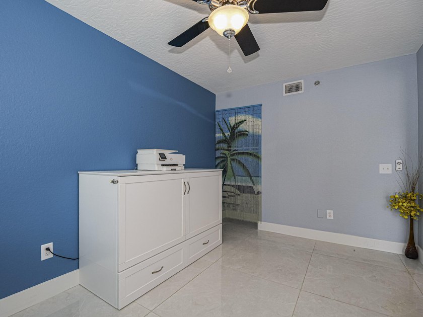Beautifully renovated with stunning white tile, freshly painted - photo 35