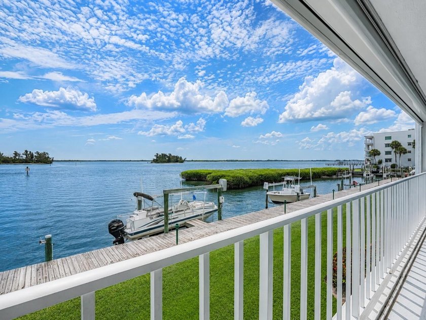 Beautifully renovated with stunning white tile, freshly painted - photo 36