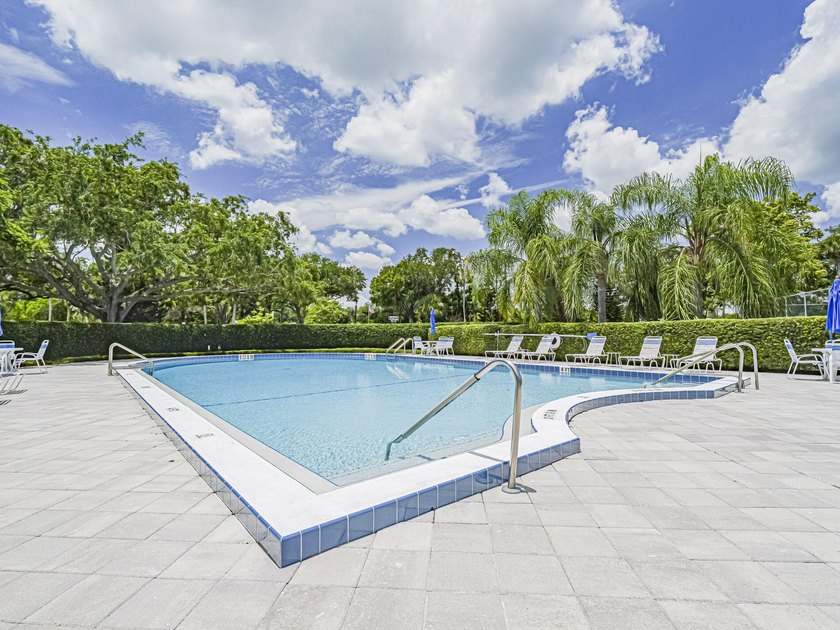 Beautifully renovated with stunning white tile, freshly painted - photo 42