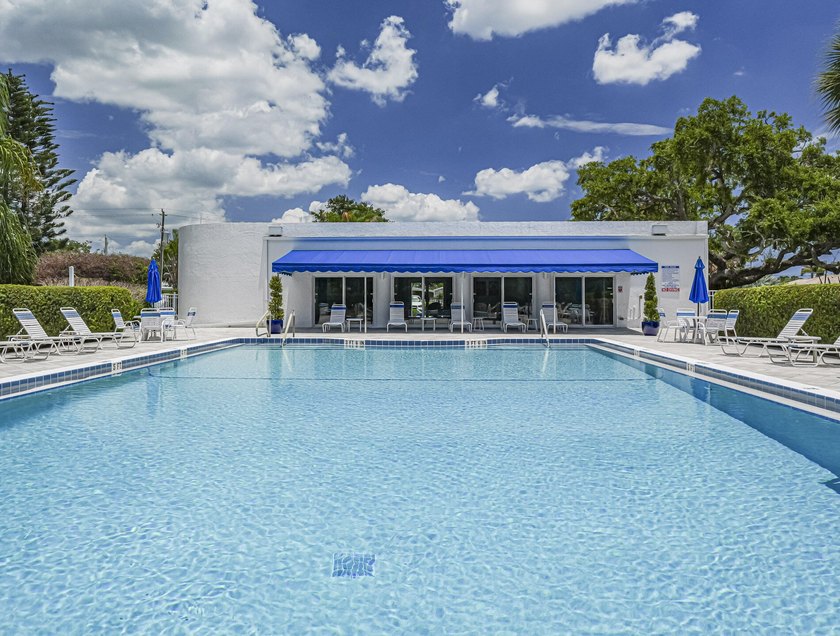 Beautifully renovated with stunning white tile, freshly painted - photo 43