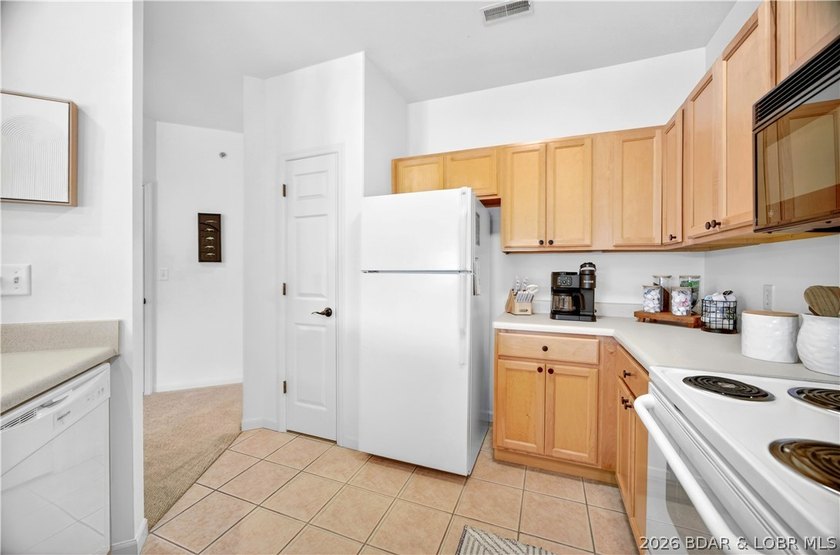 Top-floor living with beautiful lake views and plenty of space - photo 15