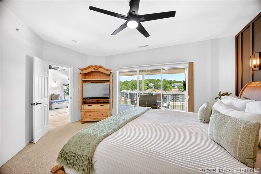 Top-floor living with beautiful lake views and plenty of space - photo 19