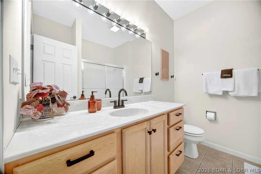 Top-floor living with beautiful lake views and plenty of space - photo 21
