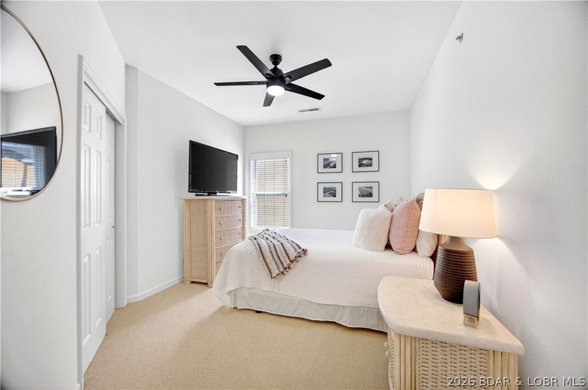 Top-floor living with beautiful lake views and plenty of space - photo 25