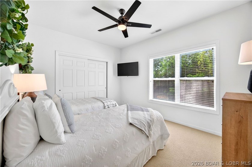 Top-floor living with beautiful lake views and plenty of space - photo 28