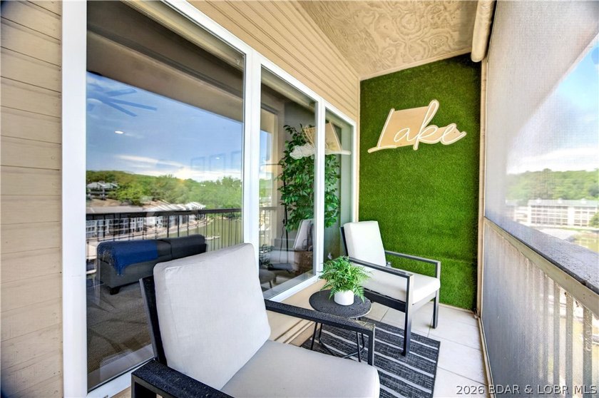 Top-floor living with beautiful lake views and plenty of space - photo 31