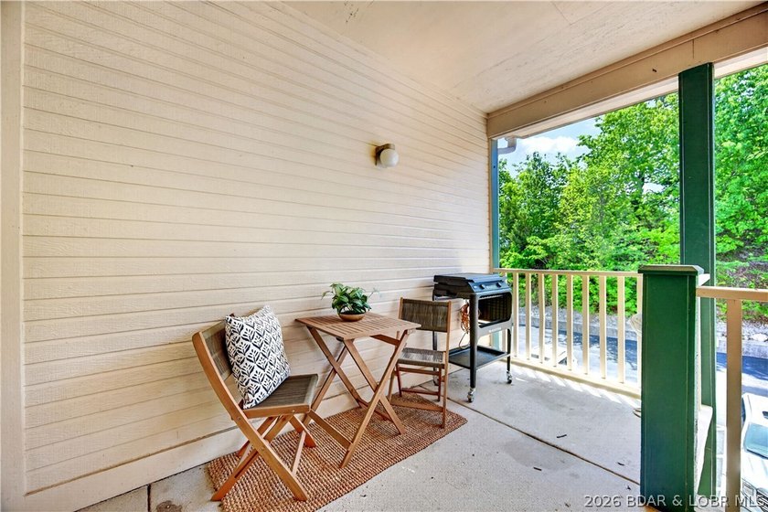 Top-floor living with beautiful lake views and plenty of space - photo 33