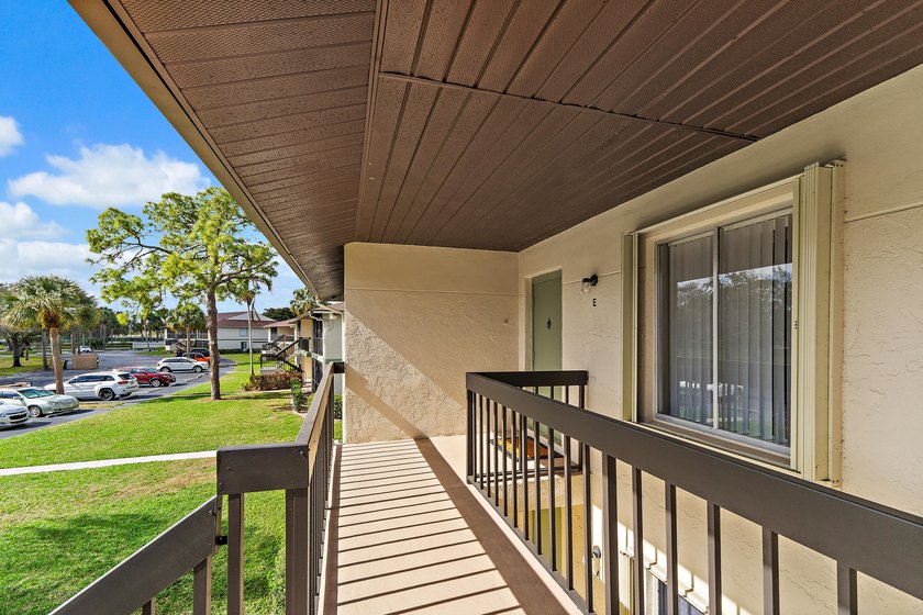 Great location in Jupiter near Public Golf, shopping, dining - photo 4