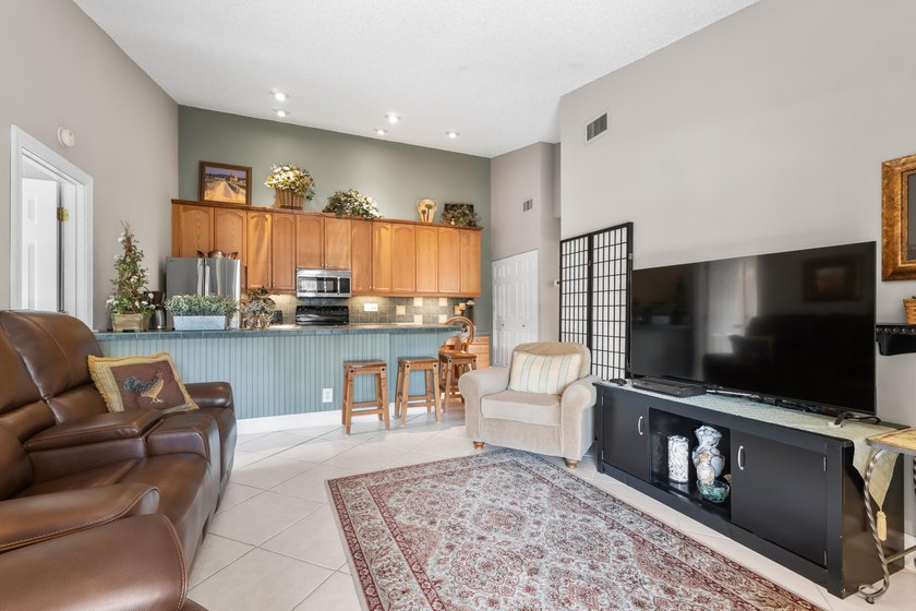 Great location in Jupiter near Public Golf, shopping, dining - photo 5