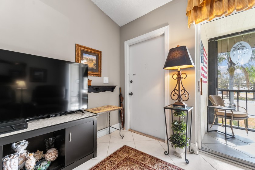 Great location in Jupiter near Public Golf, shopping, dining - photo 7