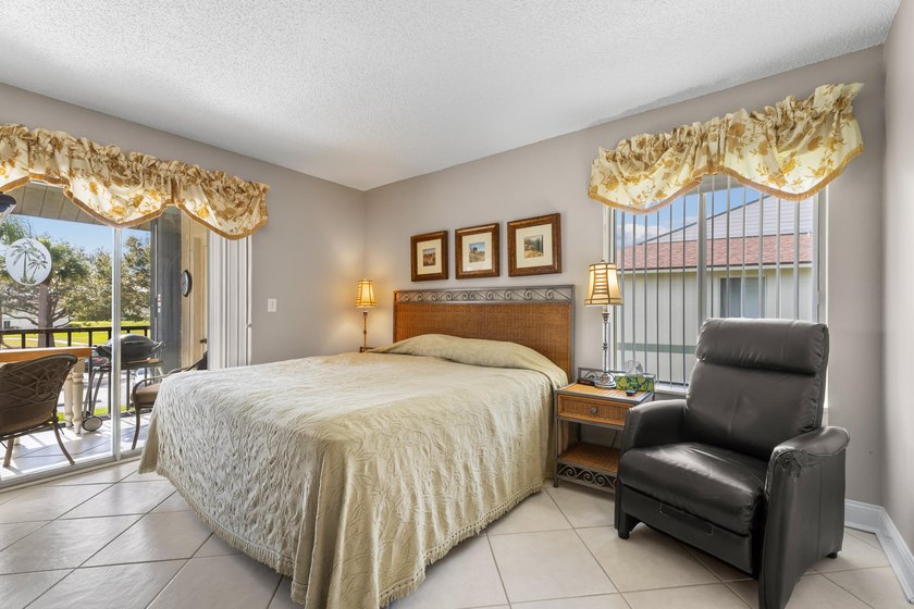Great location in Jupiter near Public Golf, shopping, dining - photo 8
