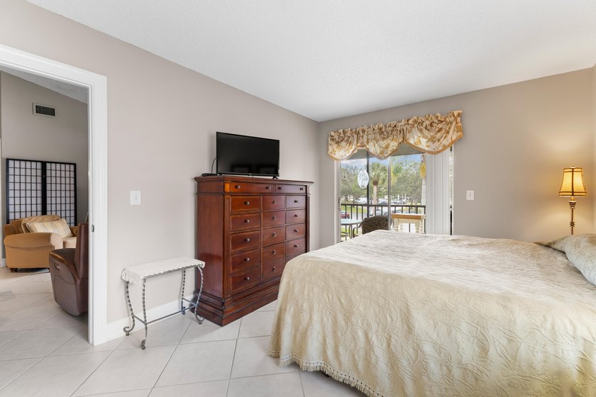 Great location in Jupiter near Public Golf, shopping, dining - photo 9
