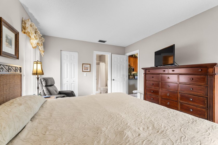 Great location in Jupiter near Public Golf, shopping, dining - photo 10