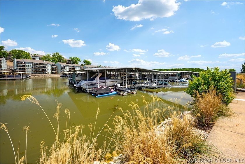 Top-floor living with beautiful lake views and plenty of space - photo 43