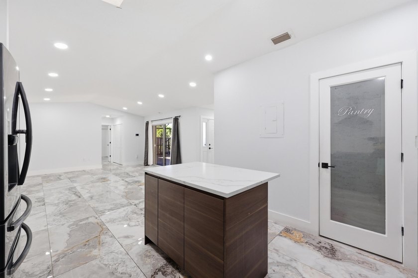 You'll love this beautifully updated corner unit, 2Bedroom - photo 11