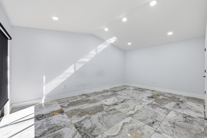 You'll love this beautifully updated corner unit, 2Bedroom - photo 12