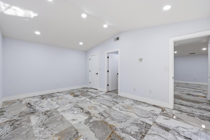 You'll love this beautifully updated corner unit, 2Bedroom - photo 13