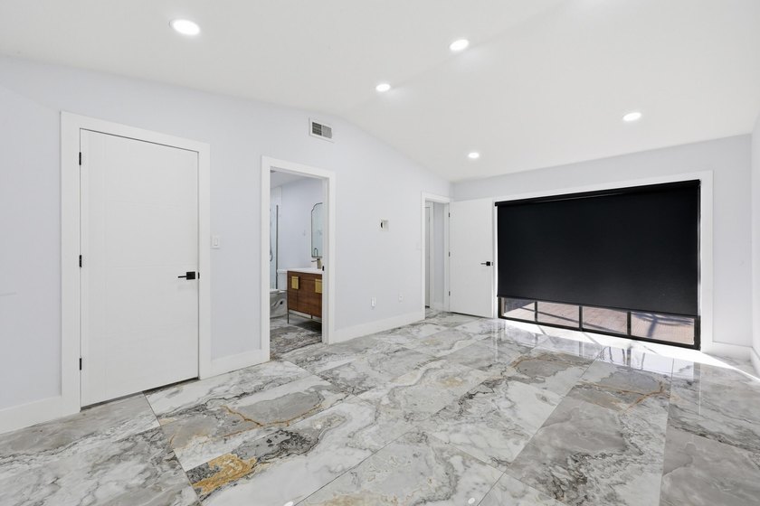 You'll love this beautifully updated corner unit, 2Bedroom - photo 14