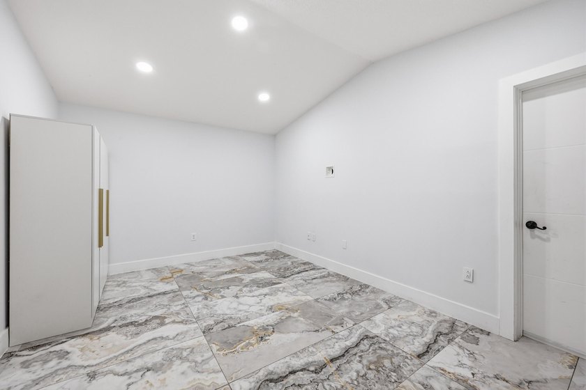 You'll love this beautifully updated corner unit, 2Bedroom - photo 17