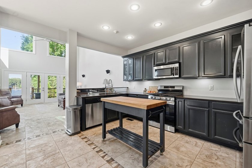 Stunning house on Lake Sinclair! This move in ready property has - photo 18