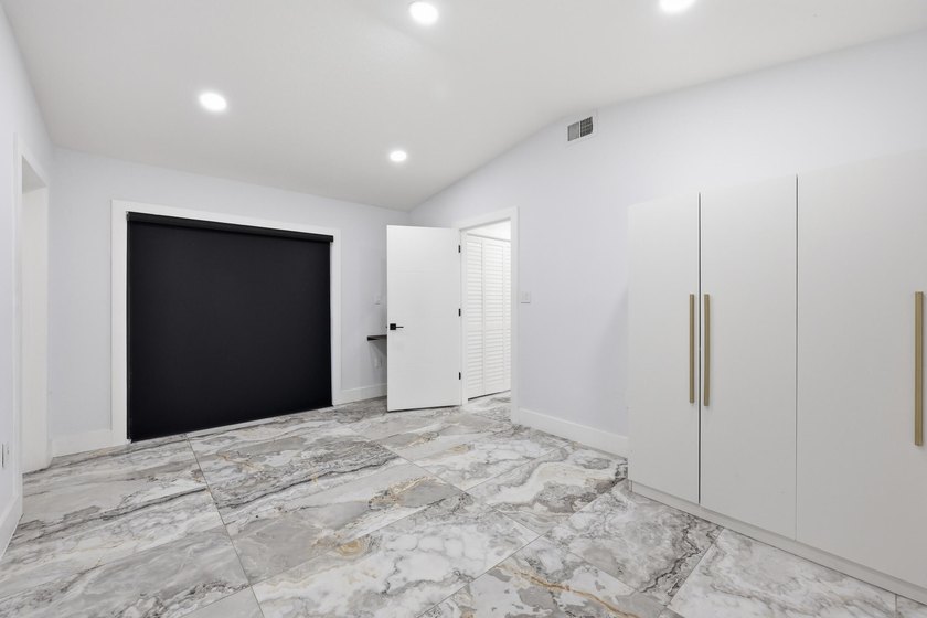 You'll love this beautifully updated corner unit, 2Bedroom - photo 19