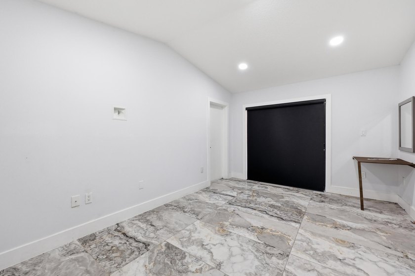 You'll love this beautifully updated corner unit, 2Bedroom - photo 20