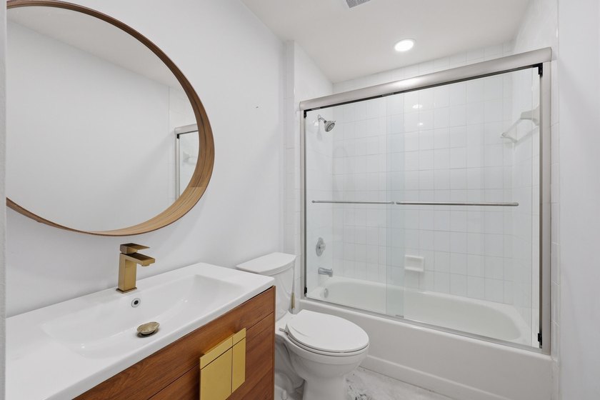 You'll love this beautifully updated corner unit, 2Bedroom - photo 21