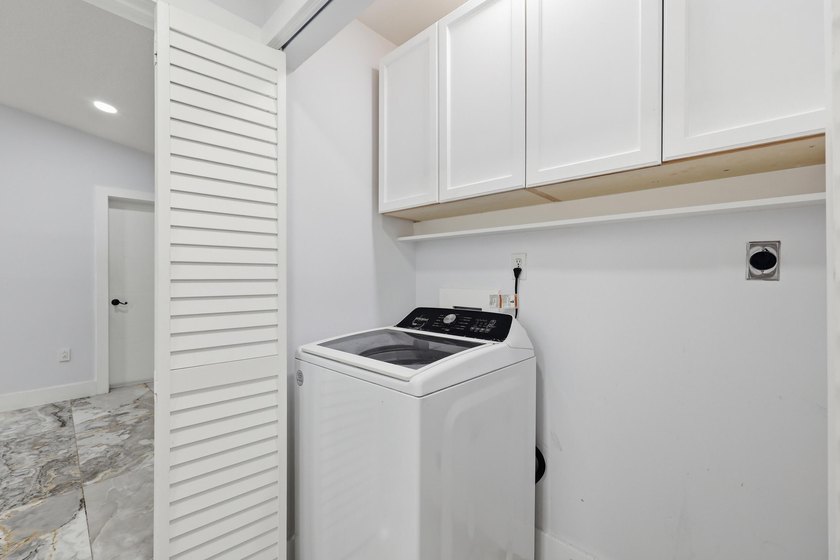You'll love this beautifully updated corner unit, 2Bedroom - photo 22