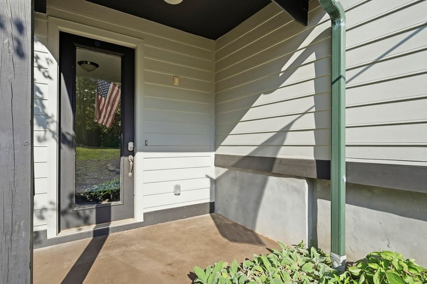 Stunning house on Lake Sinclair! This move in ready property has - photo 43