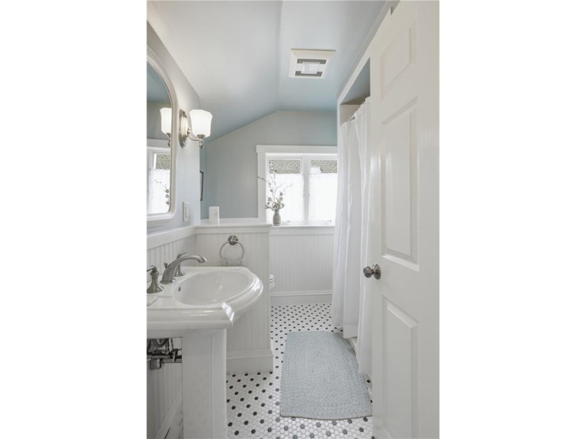 The 6 Brooks Avenue property is ideally located on Aquidneck - photo 23