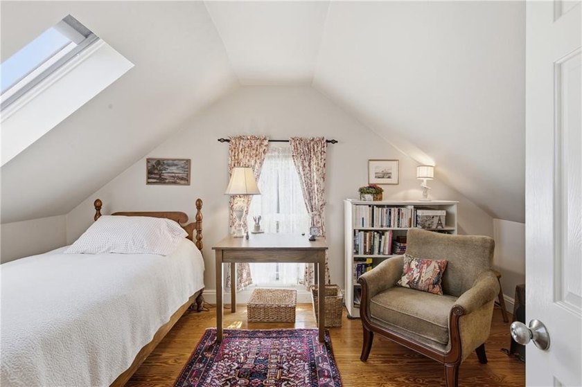 The 6 Brooks Avenue property is ideally located on Aquidneck - photo 24