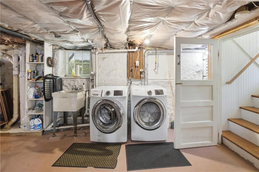 The 6 Brooks Avenue property is ideally located on Aquidneck - photo 26