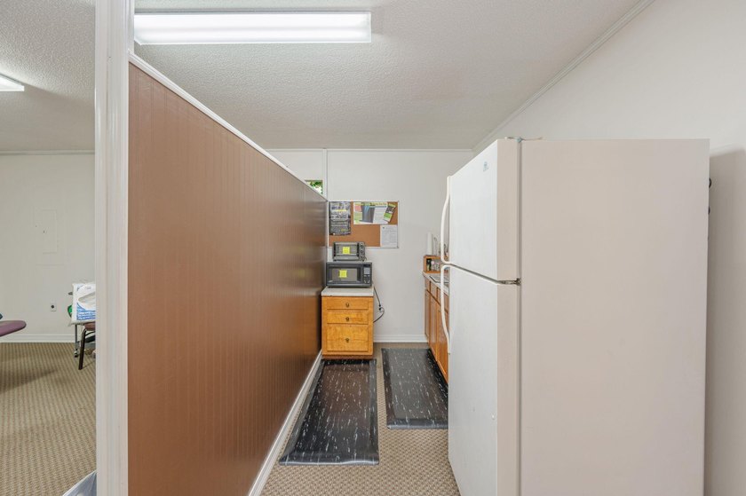 Versatile commercial building offering two professional suites - photo 25
