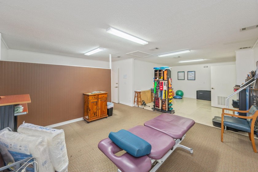 Versatile commercial building offering two professional suites - photo 27