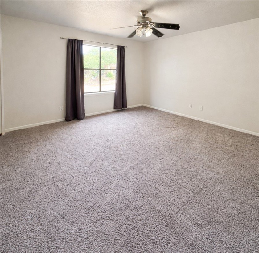 Welcome to this spacious 4-bedroom, 2-bathroom two-story home - photo 10