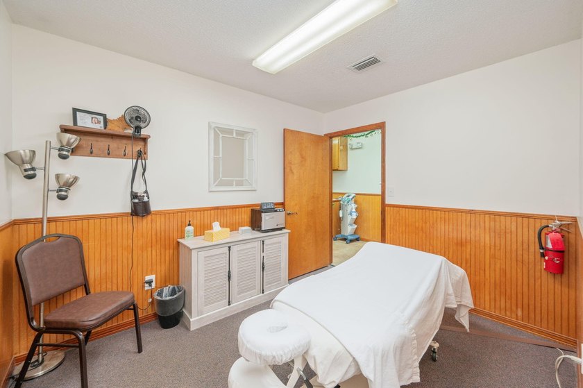 Versatile commercial building offering two professional suites - photo 33