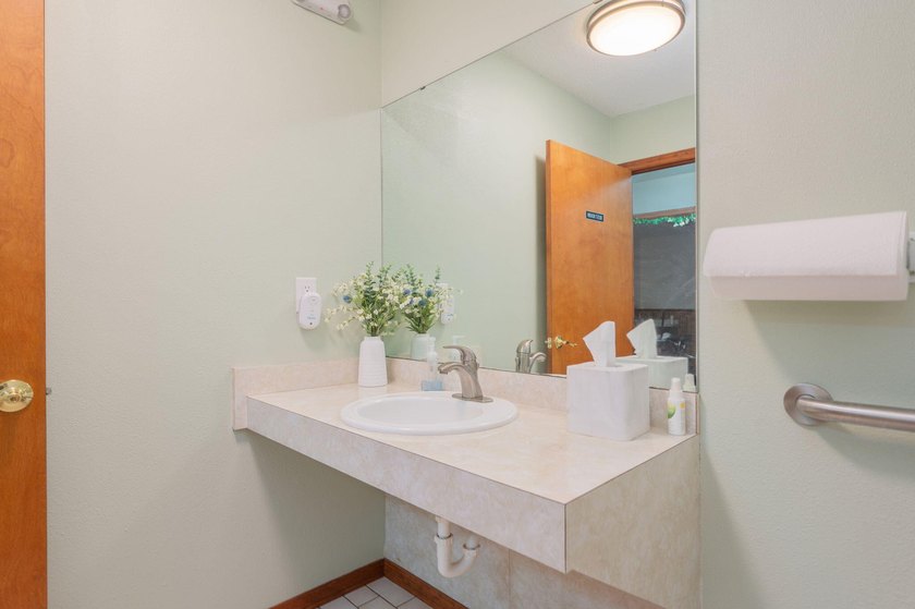 Versatile commercial building offering two professional suites - photo 38