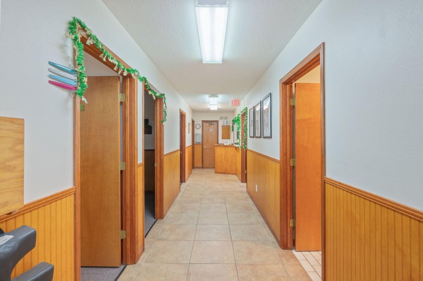 Versatile commercial building offering two professional suites - photo 42