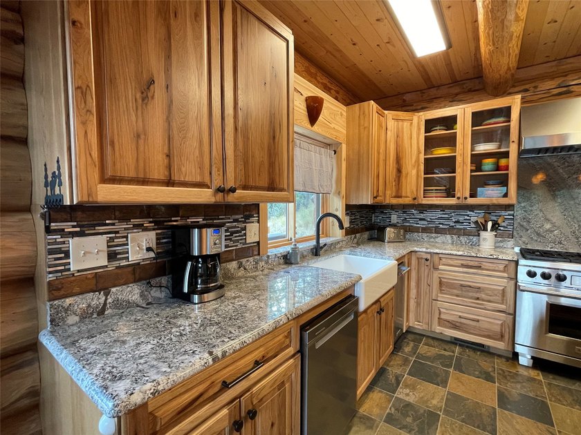 Capture the Montana dream with this stunning, hand-hewn log home - photo 3