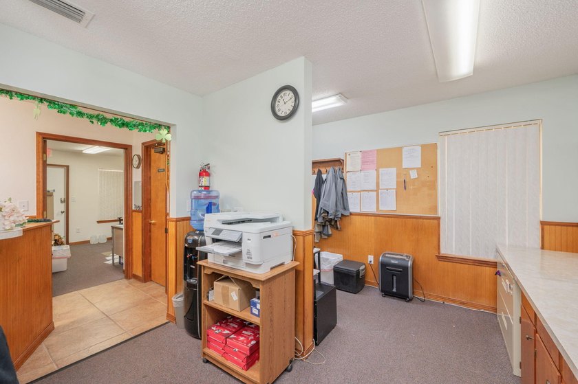Versatile commercial building offering two professional suites - photo 46