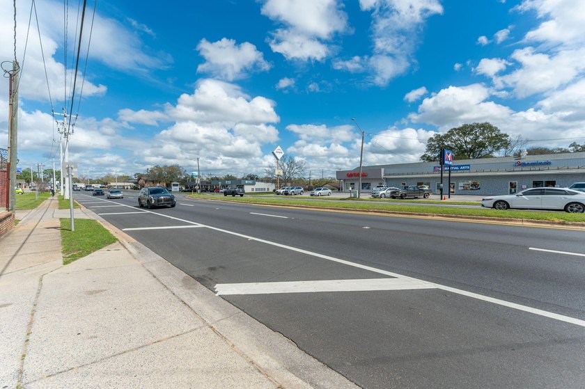 Versatile commercial building offering two professional suites - photo 50