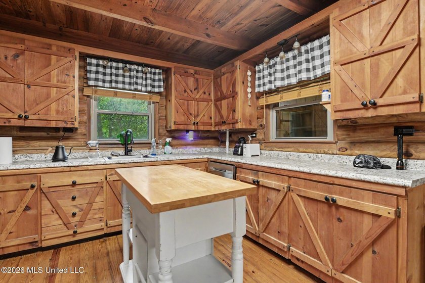 Log-style home on 3.1 country acres in Woolmarket. 3 bed, 2.5 - photo 11